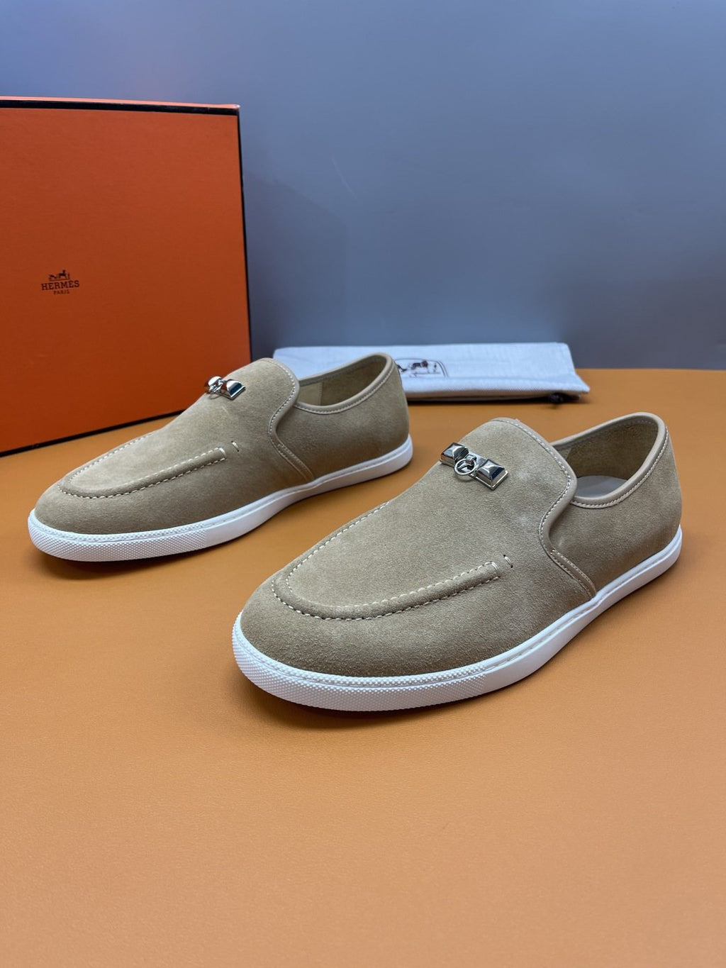 Hermès Mind Men's Buckle-Detail Loafers